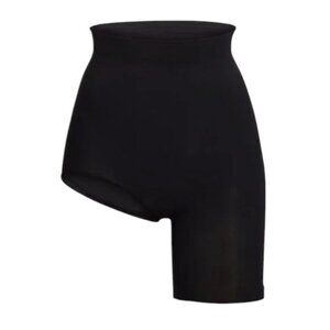 SKIMS Seamless Sculpt Solution Short Small Black Right Leg Exposed